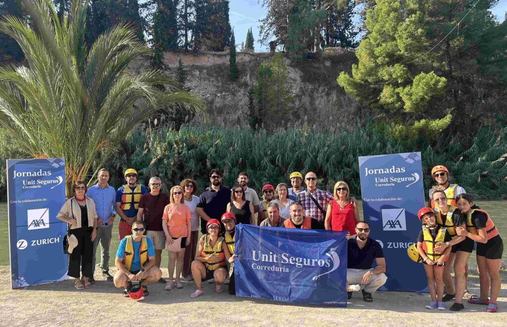 foto grupal de las jornadas unit seguros 2026 en blanca